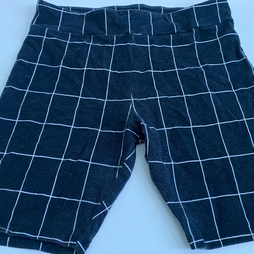 Black and whit w plaid design